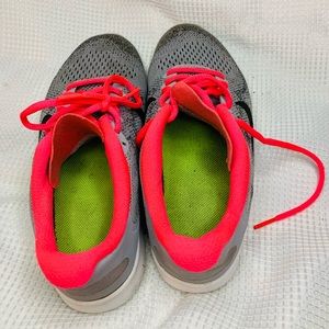 Nike unisex running shoe. Size 6y